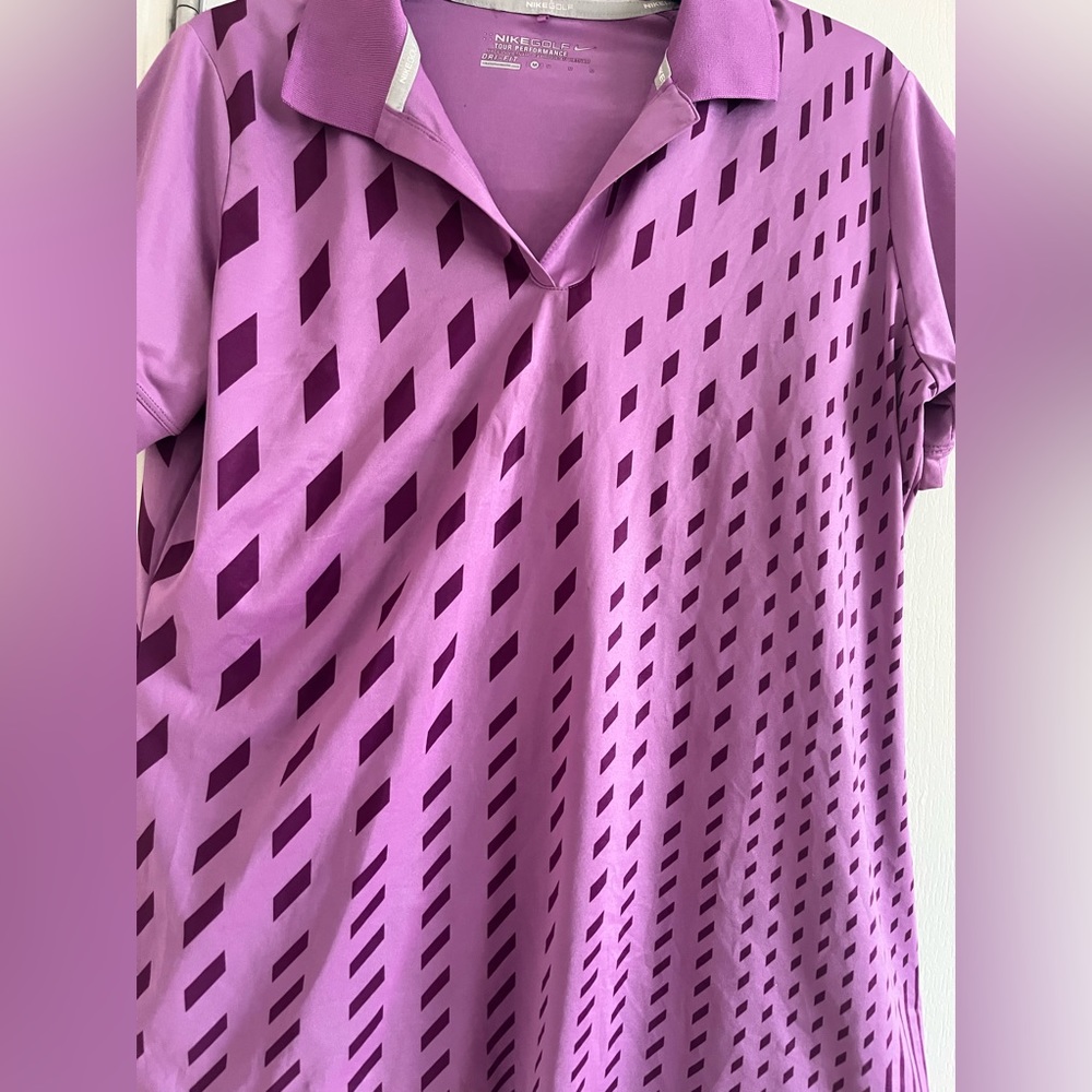 A tennis Nike set.the pants are a Large and the shirt is a Medium
